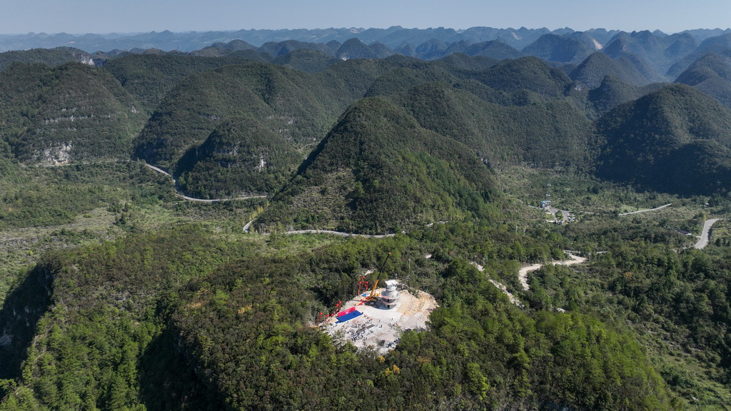 9月25日，首臺核心陣試驗樣機在吊裝中（無人機照片）。新華社記者 歐東衢 攝