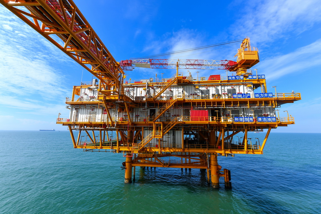 這是9月25日拍攝的連接了岸電的渤海油田海上作業平臺（無人機照片）。