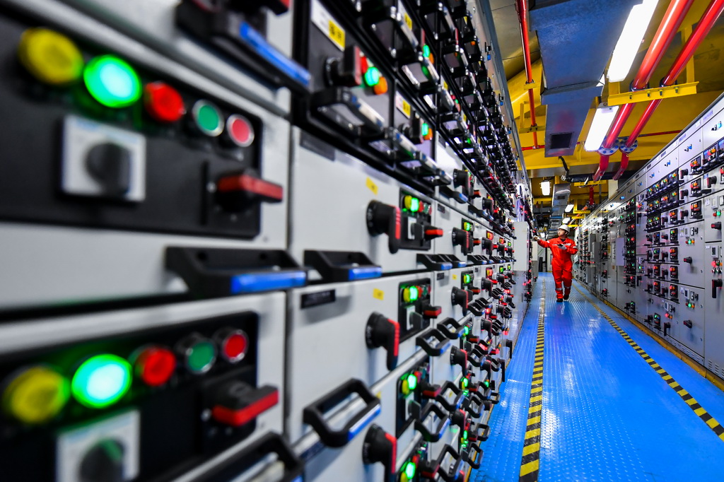 9月25日，工人在渤海油田海上作業平臺配電間巡檢。