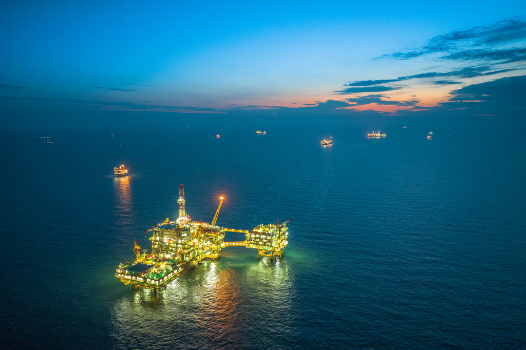 這是9月25日拍攝的連接了岸電的渤海油田海上作業平臺（無人機照片）。