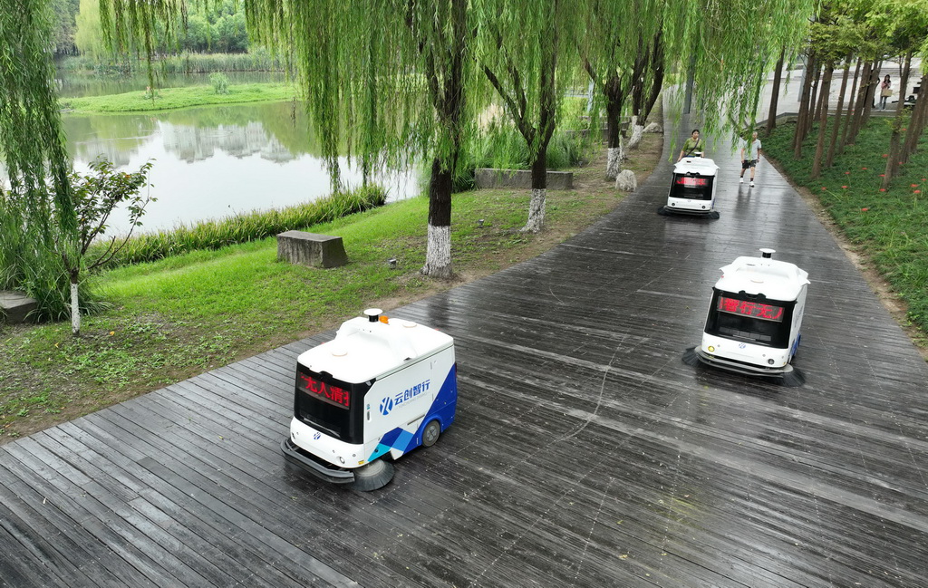 9月25日，三輛無人駕駛清掃車在浙江省湖州市德清縣武康街道余英溪公園作業（無人機照片）。