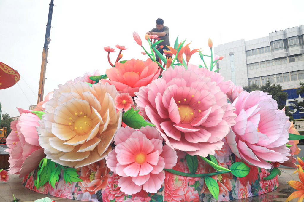 9月25日，在浙江省舟山市定海區文化廣場，工人在組裝“祝福祖國”主題彩燈。新華社發（陳永建攝）