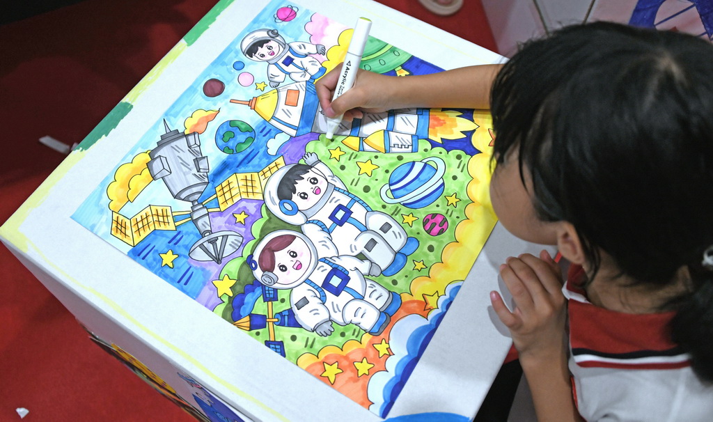 9月25日，浙江省臺州市華東師范大學附屬仙居學校學生在“畫出心中最美的祖國”迎國慶主題繪畫活動中畫畫。新華社發（王華斌攝）