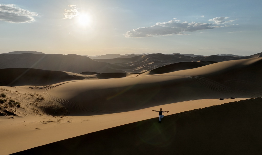 2024年7月30日拍攝的巴丹吉林沙漠（無人機照片）。新華社記者 貝赫 攝