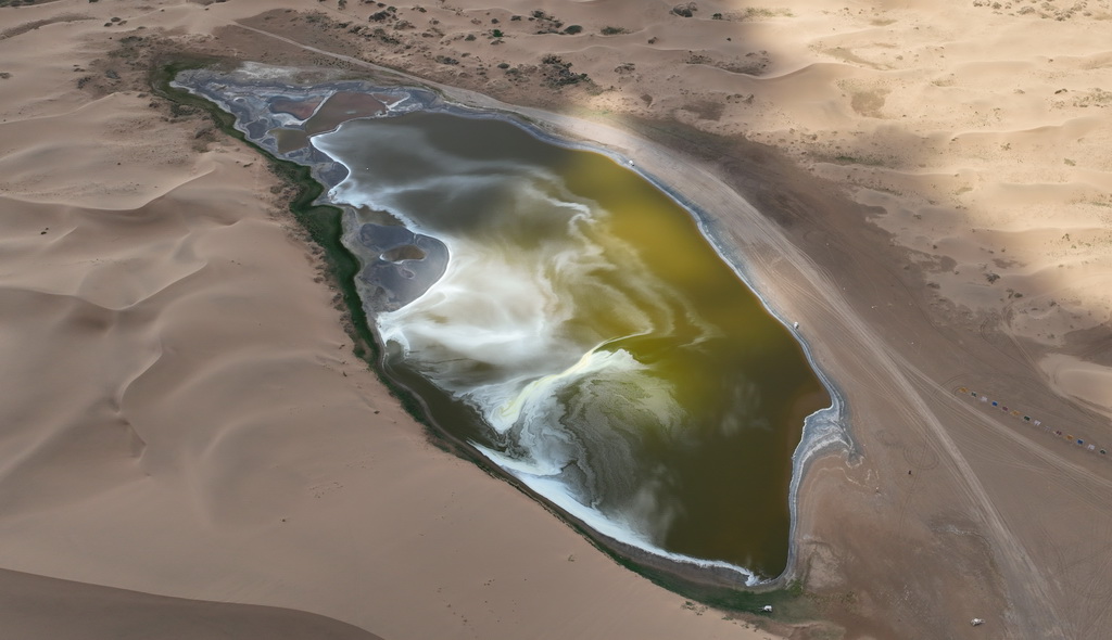 2024年7月30日拍攝的巴丹吉林沙漠中的巴丹湖（無人機照片）。新華社記者 貝赫 攝