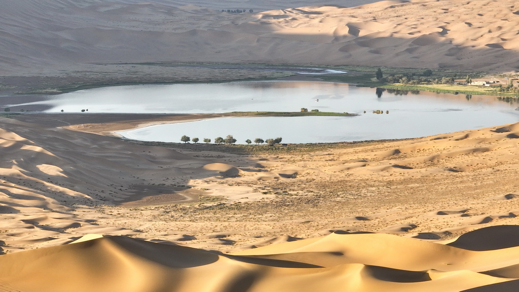 2024年7月30日拍攝的巴丹吉林沙漠中的音德日圖湖（無人機照片）。新華社記者 貝赫 攝