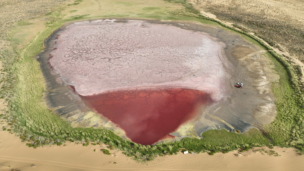 2024年7月30日拍攝的巴丹吉林沙漠中的紅海子（無人機照片）。新華社記者 貝赫 攝