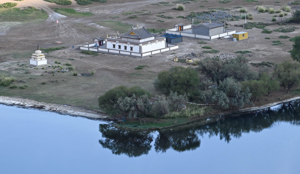 2024年7月30日拍攝的巴丹吉林沙漠中的巴丹吉林廟。新華社記者 貝赫 攝