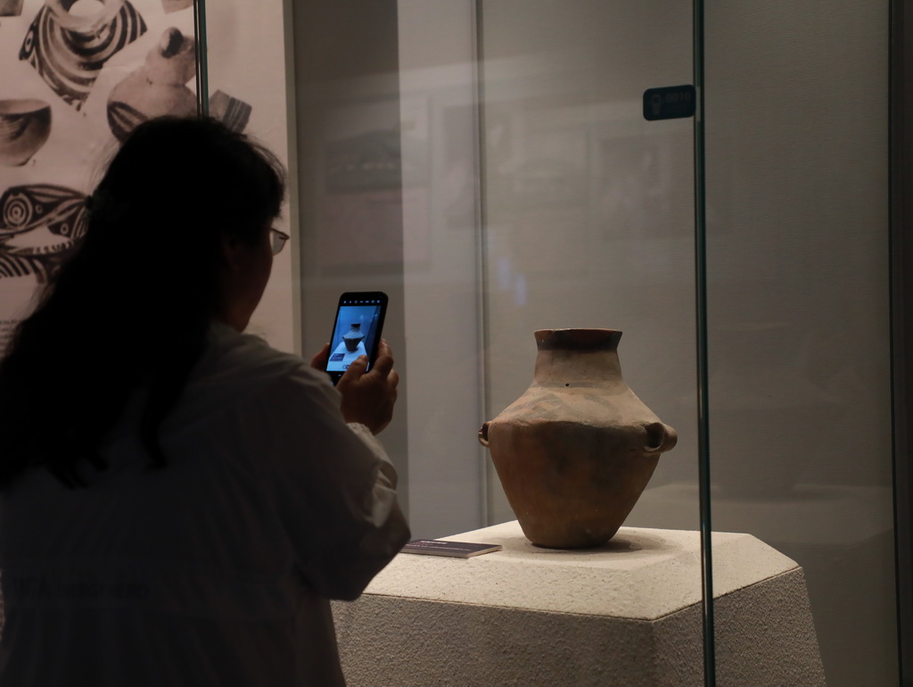 9月26日，當地居民參觀拍攝安特生返還文物馬家窯彩陶。