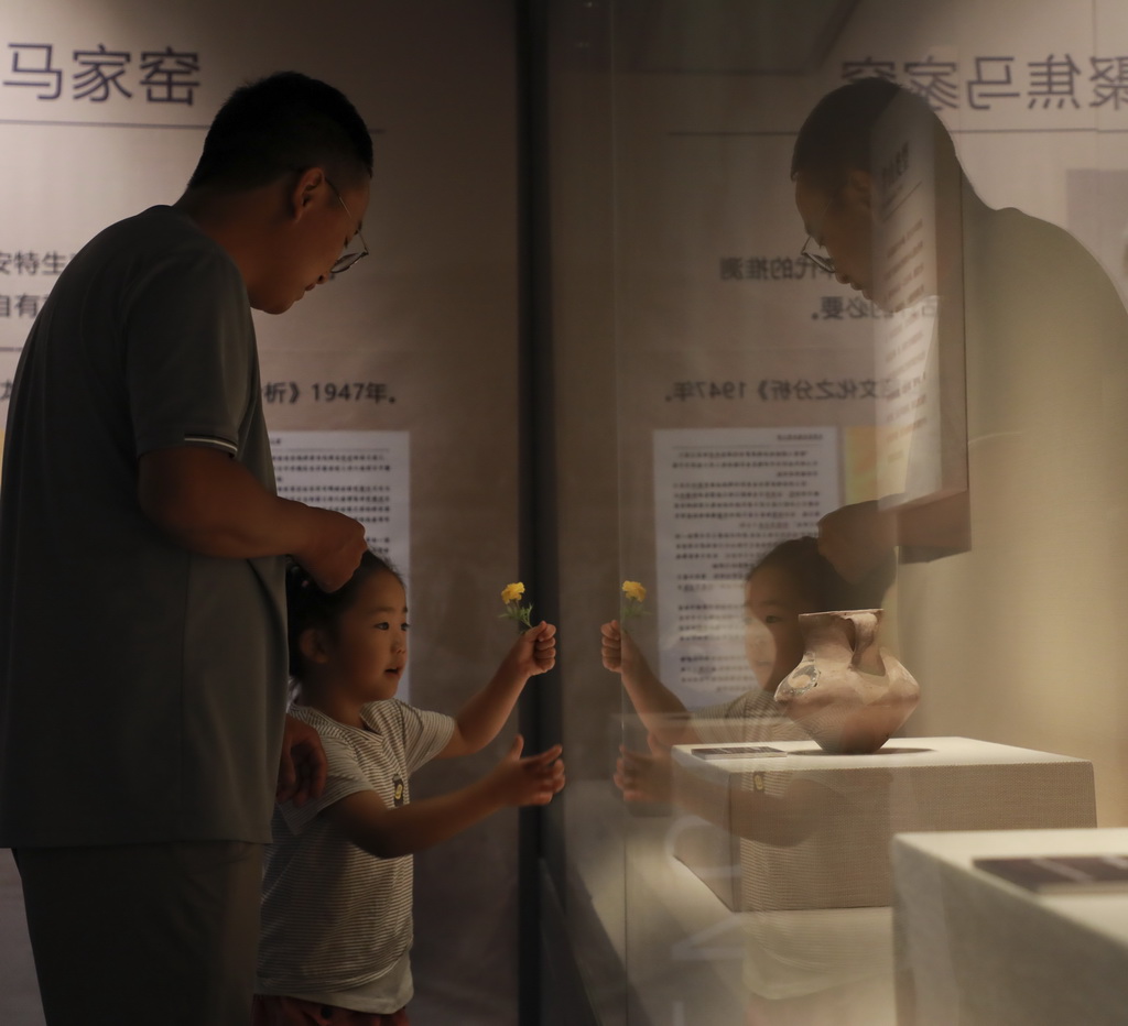 9月26日，當地居民參觀安特生返還文物馬家窯彩陶。