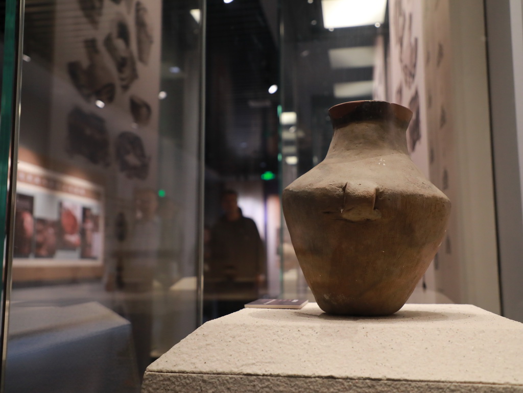 這是9月26日拍攝的安特生返還文物馬家窯雙耳彩陶罐。