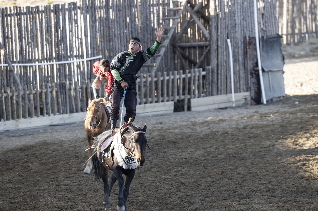 海西州茶卡鹽湖天空壹號景區大型歷史實景馬術劇演出現場，演員在表演馬術。王劍攝