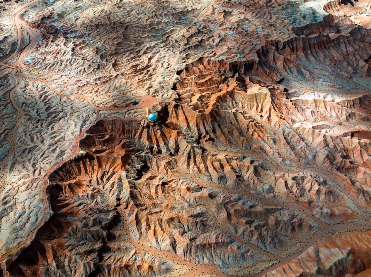 俯瞰海西州大柴旦紅崖火星地貌景區，宛若天外星球。陳柏全攝