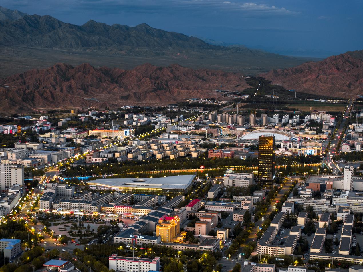 華燈初上的海西州德令哈市。陳柏全攝