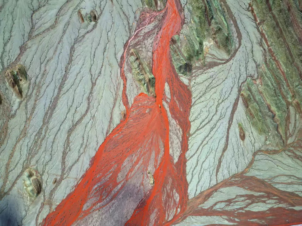 青海省海西州315國道附近的“大地之血”。紅色的河床清晰可見水流沖刷痕跡，因形似血管，故被稱為“大地之血”。裴慶祥攝