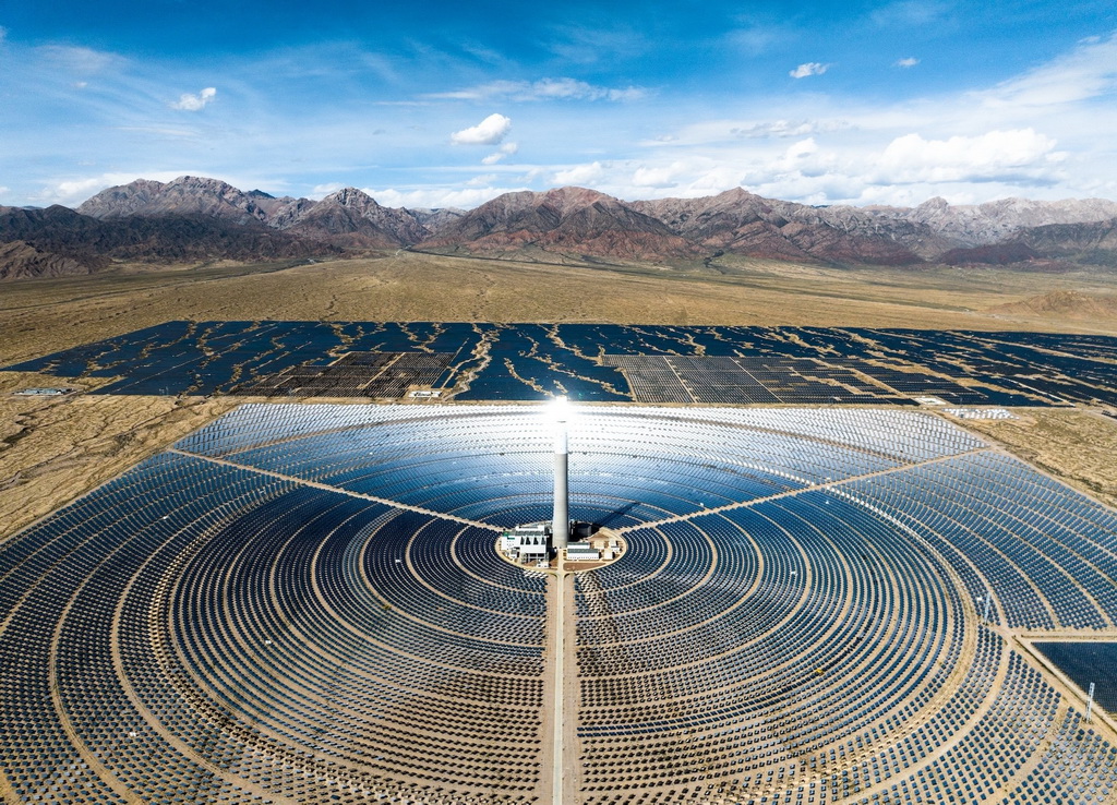 陽光下，青海中控塔式熔鹽儲能光熱電站正在工作。陳柏全攝