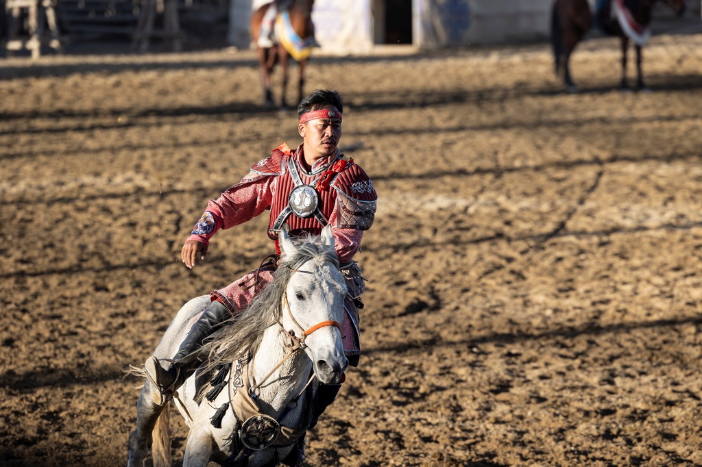 海西州茶卡鹽湖天空壹號景區實景演藝場，青年策馬奔馳。王劍攝