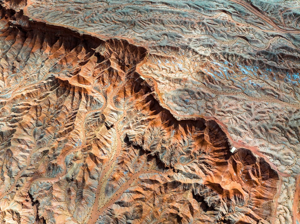 俯瞰海西州大柴旦紅崖火星地貌景區，宛若天外星球。陳柏全攝