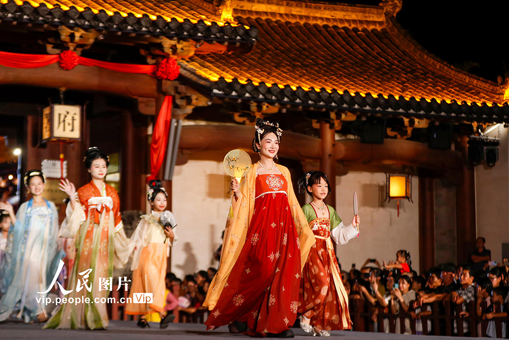 安徽歙縣：漢服走秀展風采【6】