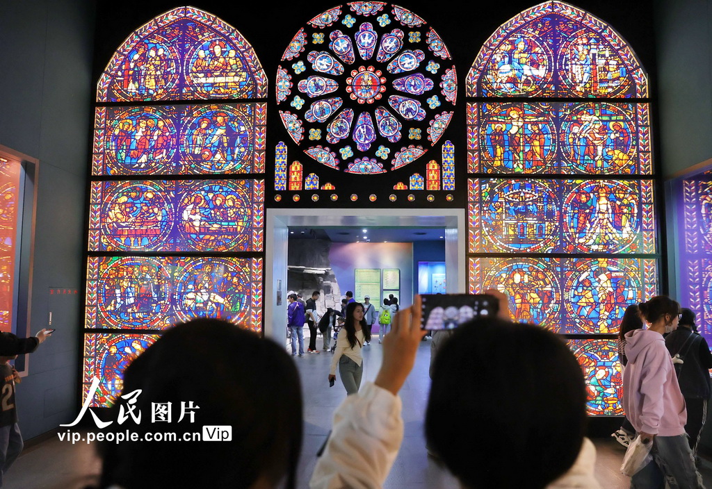 2024年10月3日，游客在河北省秦皇島市玻璃博物館參觀。