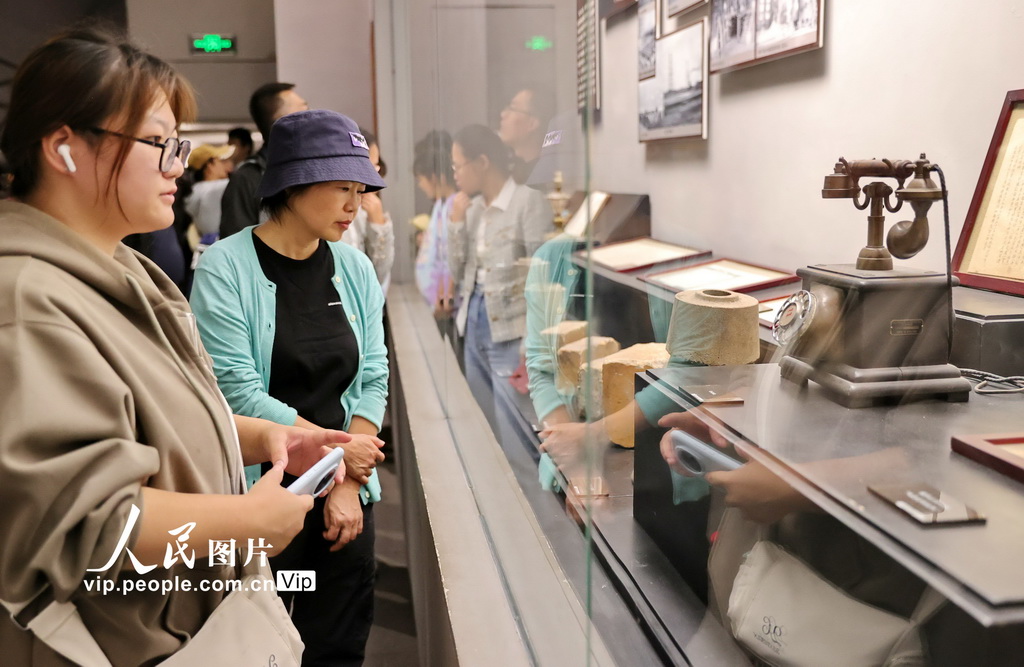 2024年10月3日，游客在河北省秦皇島市玻璃博物館參觀。