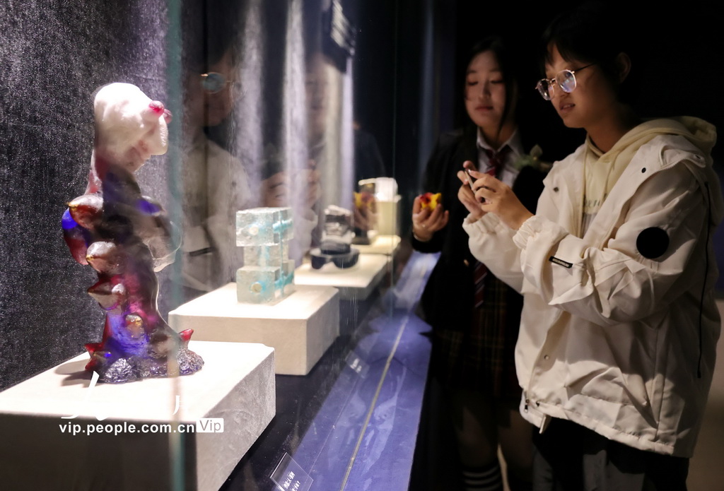 2024年10月3日，游客在河北省秦皇島市玻璃博物館參觀。