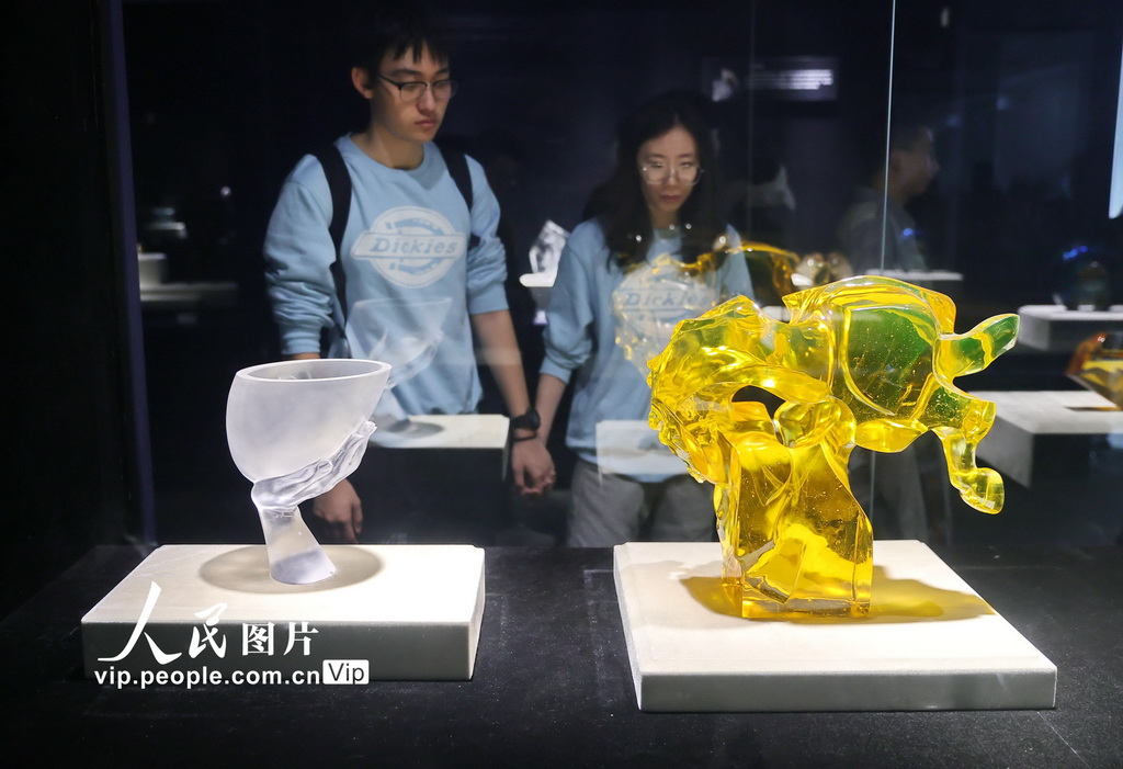 2024年10月3日，游客在河北省秦皇島市玻璃博物館參觀。