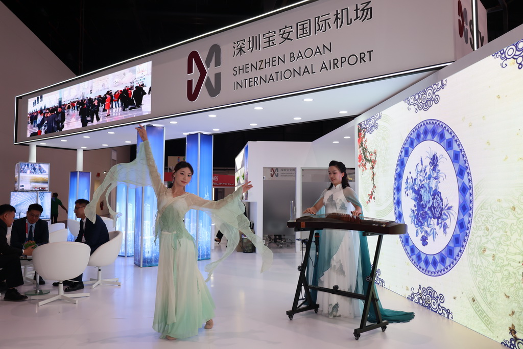 10月6日，在巴林國際會展中心的深圳寶安國際機場展位，中國演員表演古箏和古典舞。新華社記者 王海洲 攝