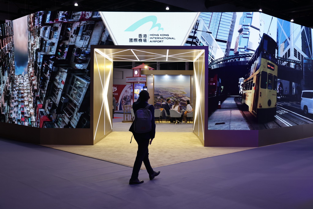 10月6日，在巴林國際會展中心，參會者在香港國際機場展位前拍照。新華社記者 王海洲 攝