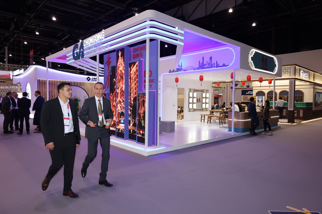 10月6日，在巴林國際會展中心，參會者從重慶機場集團展位前走過。新華社記者 王海洲 攝