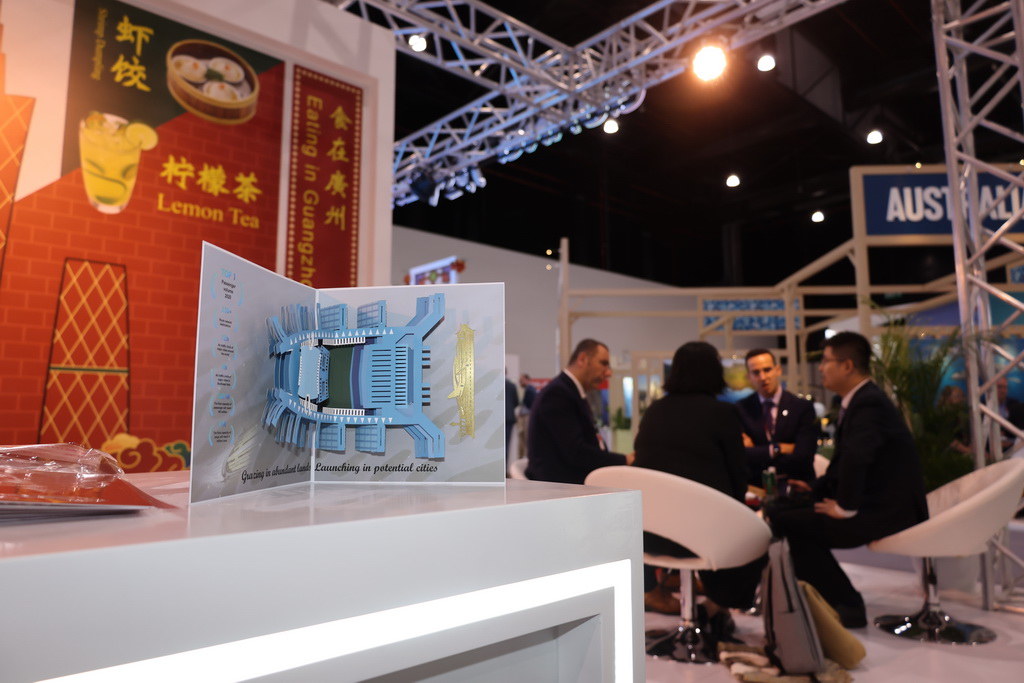 10月6日，在巴林國際會展中心，參會者在廣東機場集團展位內洽談。新華社記者 王海洲 攝