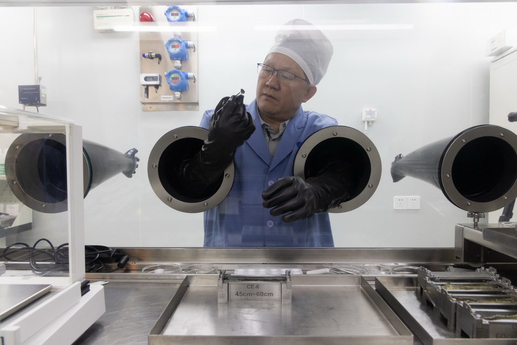 9月24日，中國科學院國家天文臺研究員、嫦娥六號任務工程副總設計師李春來在月球樣品實驗室觀察嫦娥六號月球樣品。