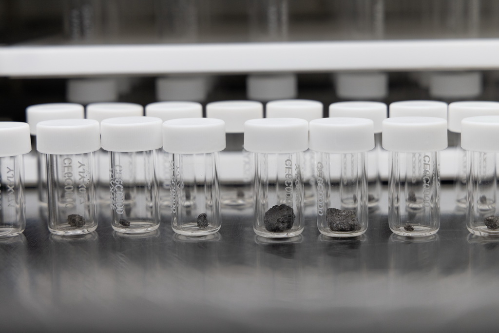  這是9月24日在月球樣品實驗室拍攝的月球樣品。