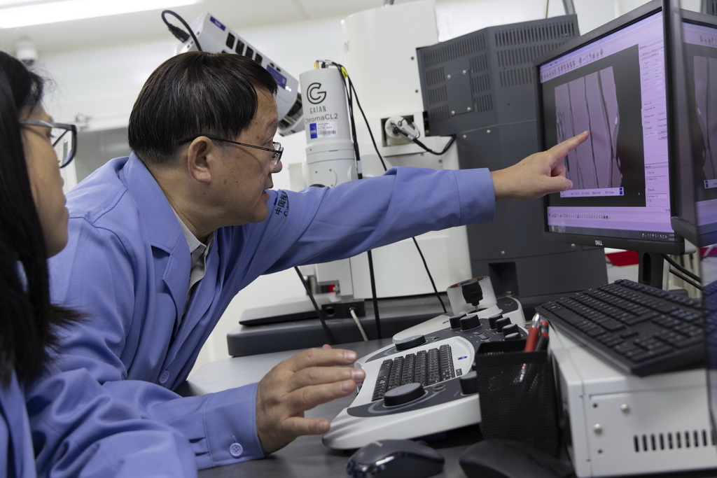 9月24日，在月球樣品實驗室，中國科學院國家天文臺研究員、嫦娥六號任務工程副總設計師李春來（右）和科研人員利用掃描電鏡探測嫦娥六號月球樣品的結構和礦物成分。