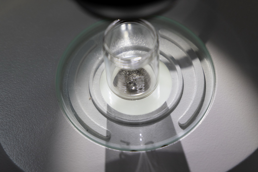 這是9月24日在月球樣品實驗室拍攝的月球樣品。