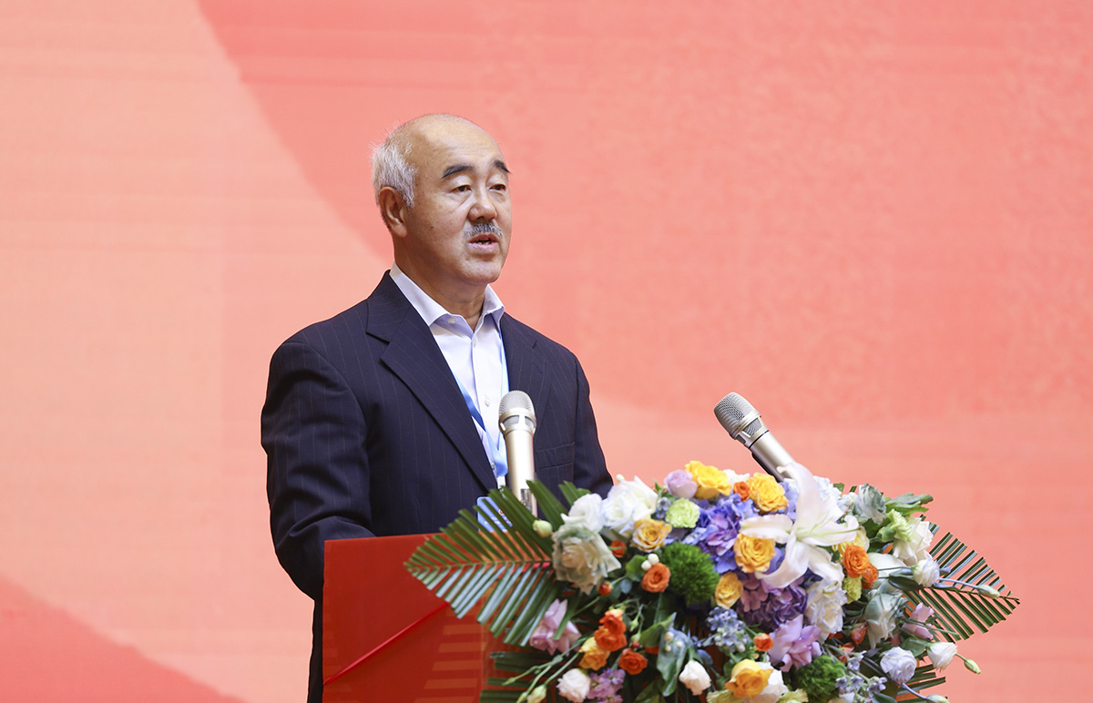 圖為中國新聞攝影學會會長蘭紅光代表學會作年度工作報告。