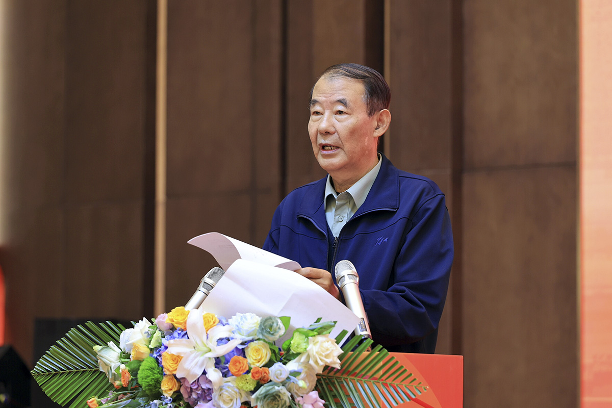 圖為中國新聞攝影學會駐會副會長趙建偉代表學會作年度財務工作報告。