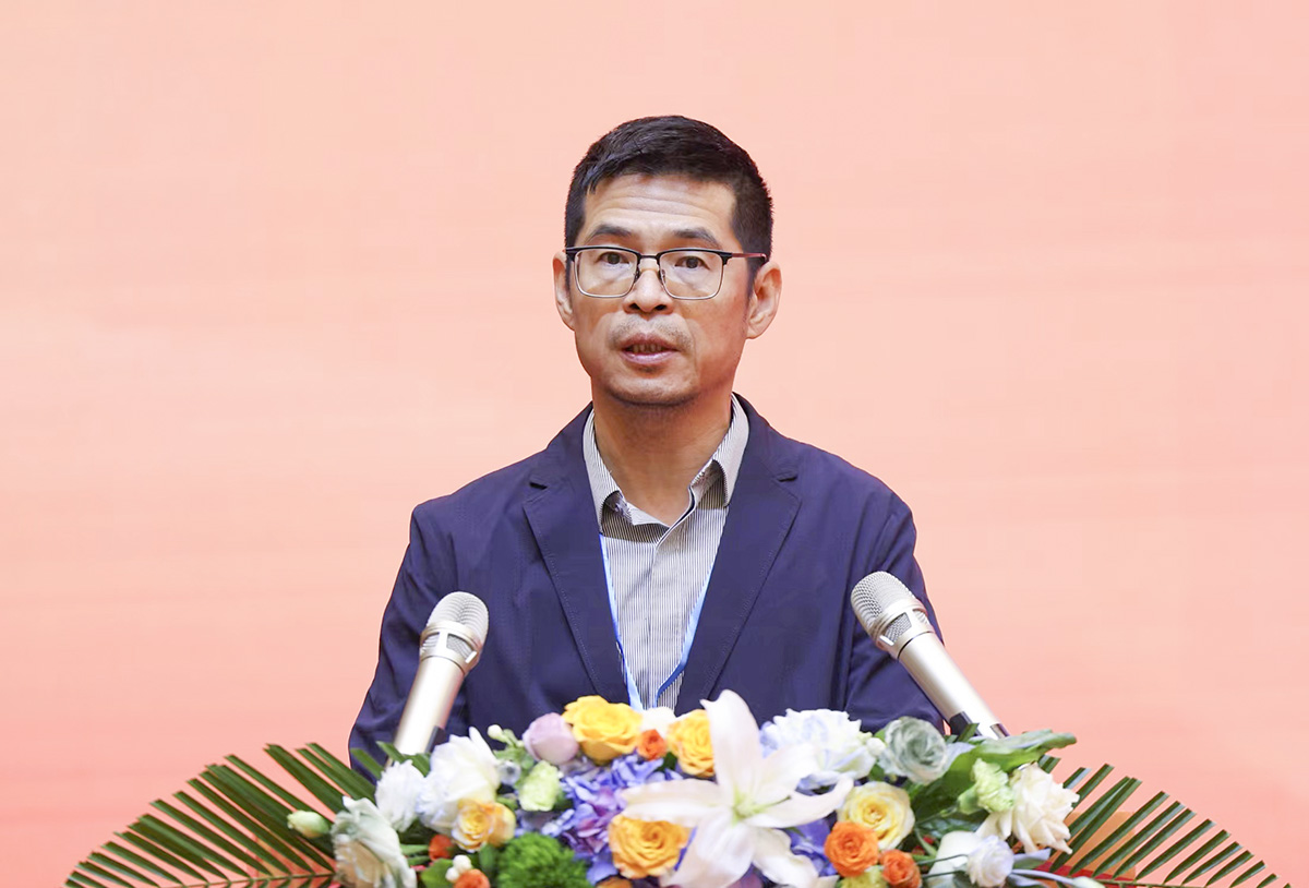 圖為中國新聞攝影學會副會長王建華宣讀《中國新聞攝影學會關于中國新聞界使用AIGC技術的四點倡議》。