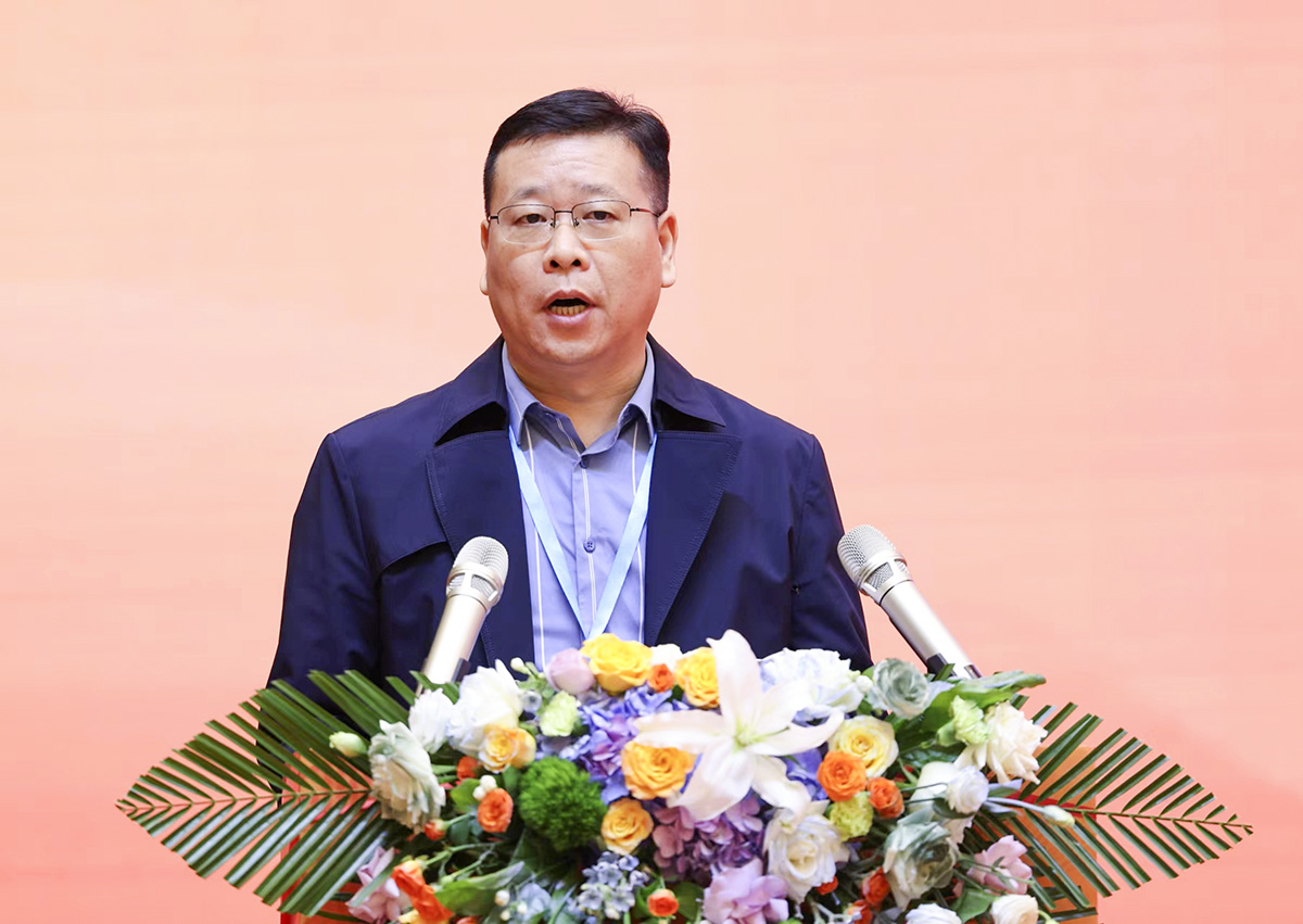 圖為中國新聞攝影學會副會長兼縣市傳媒分會會長馬金浩作分會年度工作報告。