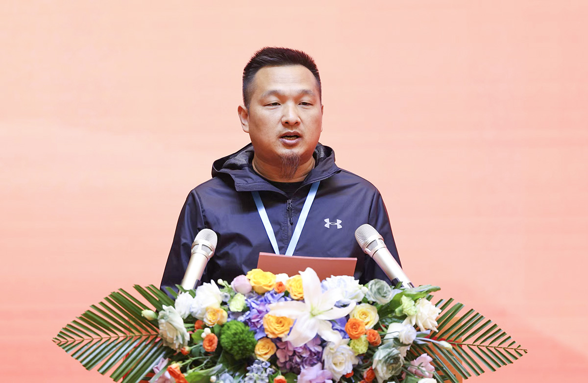 圖為中國新聞攝影學會地市報分會副會長劉玉才代表分會作年度工作報告。