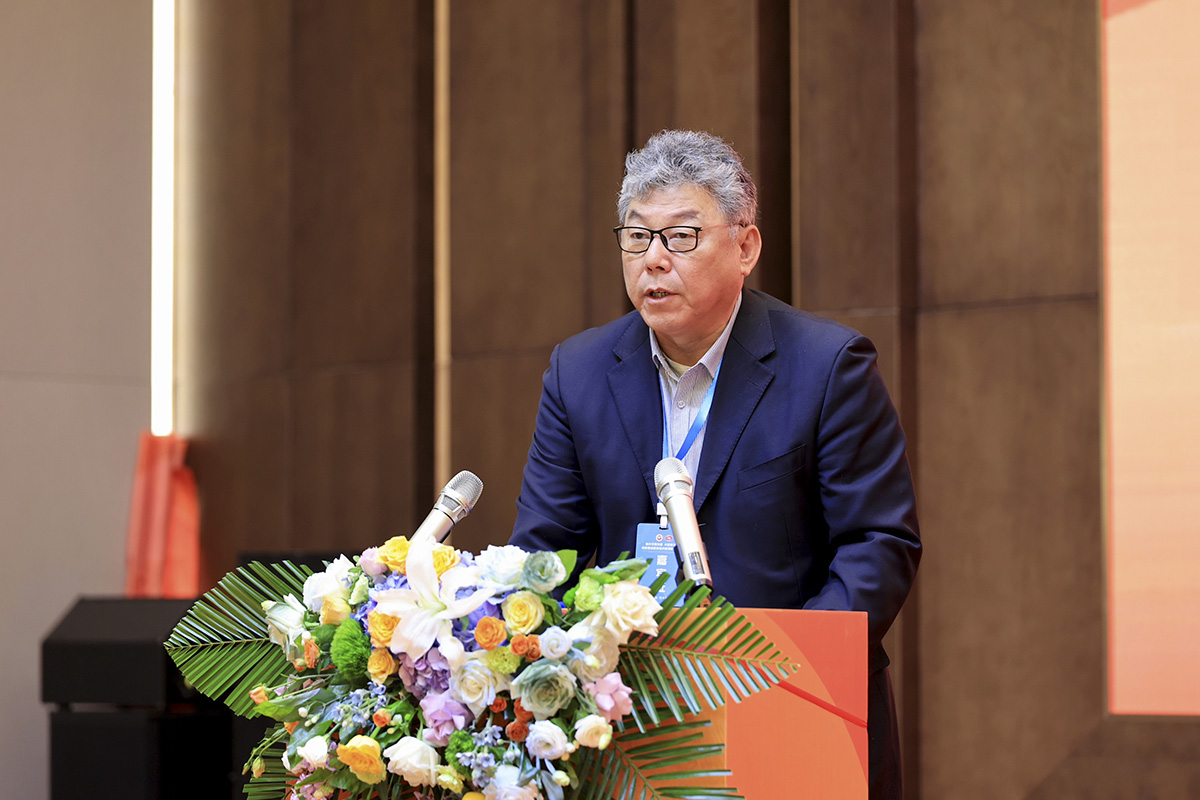 圖為中國新聞攝影學會副會長毛建軍主持會議。