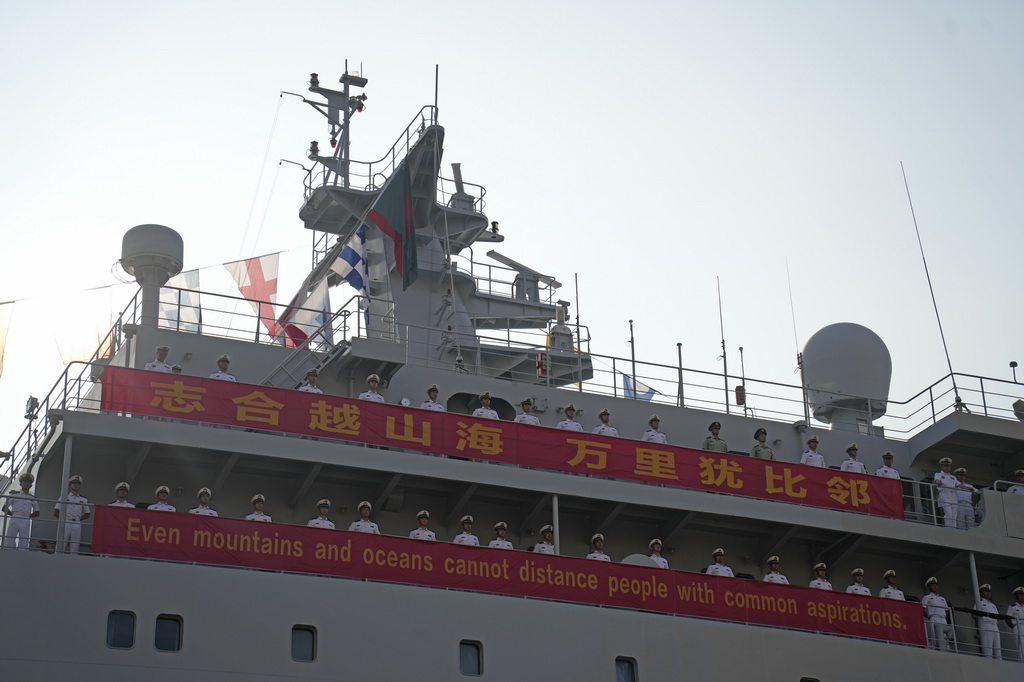 10月12日，中國海軍戚繼光艦抵達孟加拉國吉大港。新華社發