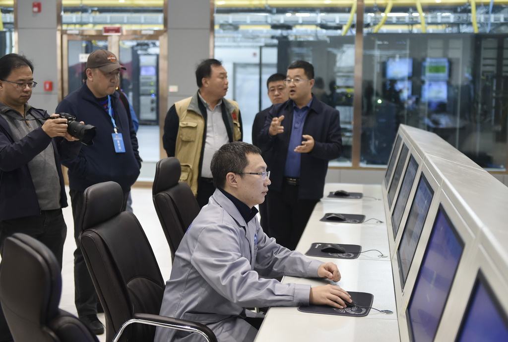 10月11日，參訪嘉賓在黑龍江佳木斯氣象衛星地面站參觀。新華社記者 魯鵬 攝