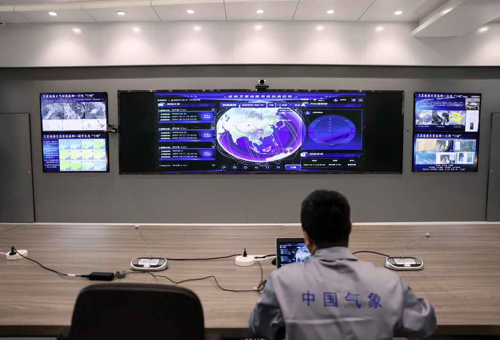 10月11日，技術人員在黑龍江佳木斯氣象衛星地面站內工作。新華社發（蘭紅光攝）