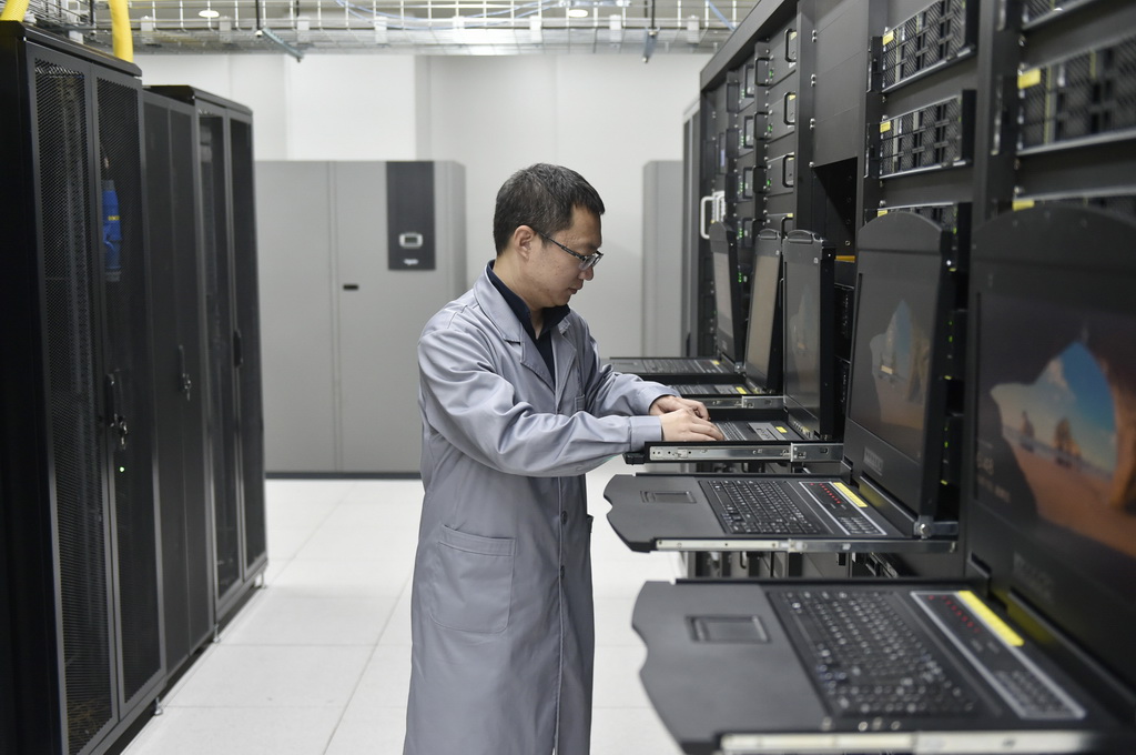  10月11日，技術人員在黑龍江佳木斯氣象衛星地面站的機房內工作。新華社記者 魯鵬 攝