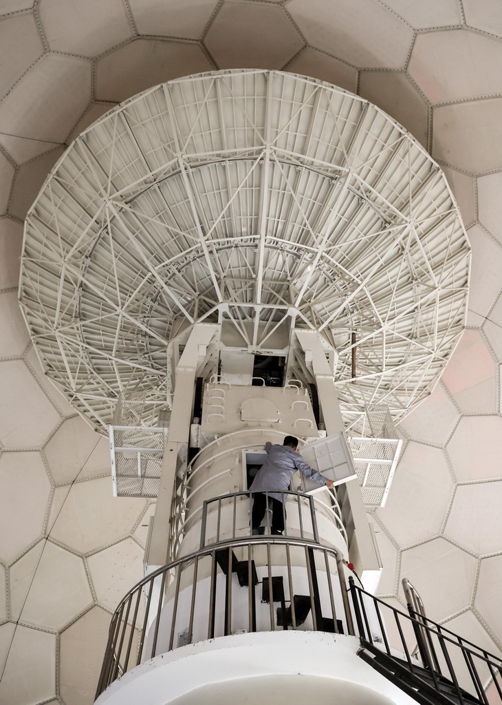 10月11日，技術人員在黑龍江佳木斯氣象衛星地面站內檢查設備運行情況。新華社發（蘭紅光攝）