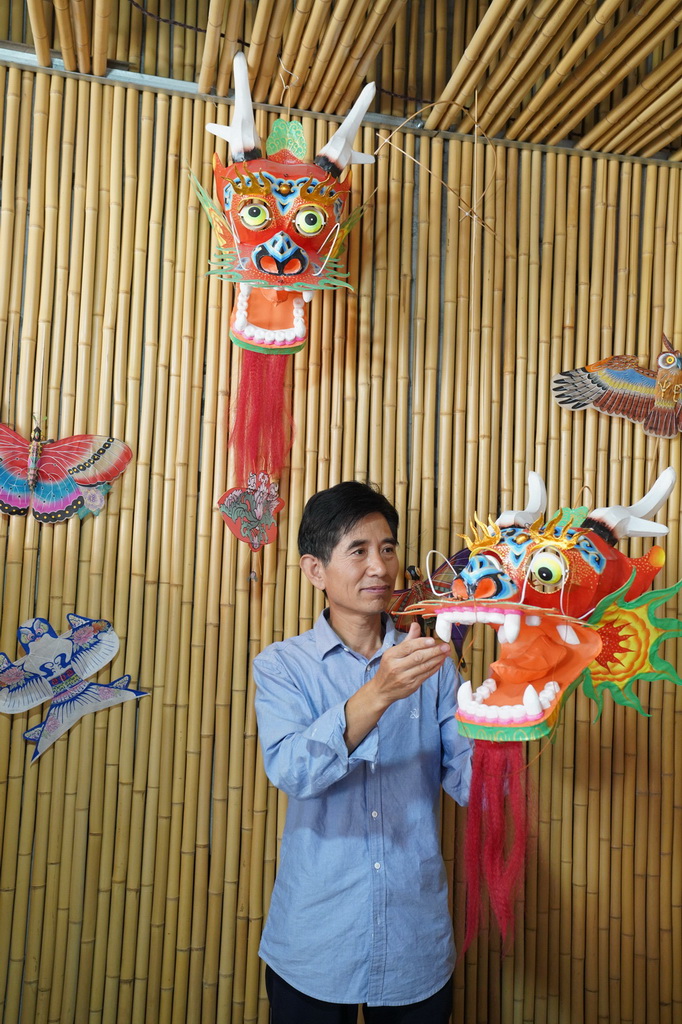 10月14日，在山東省濰坊市寒亭區，風箏制作技藝非遺傳承人郭洪利在展示傳統龍頭風箏。新華社記者 尹棟遜 攝