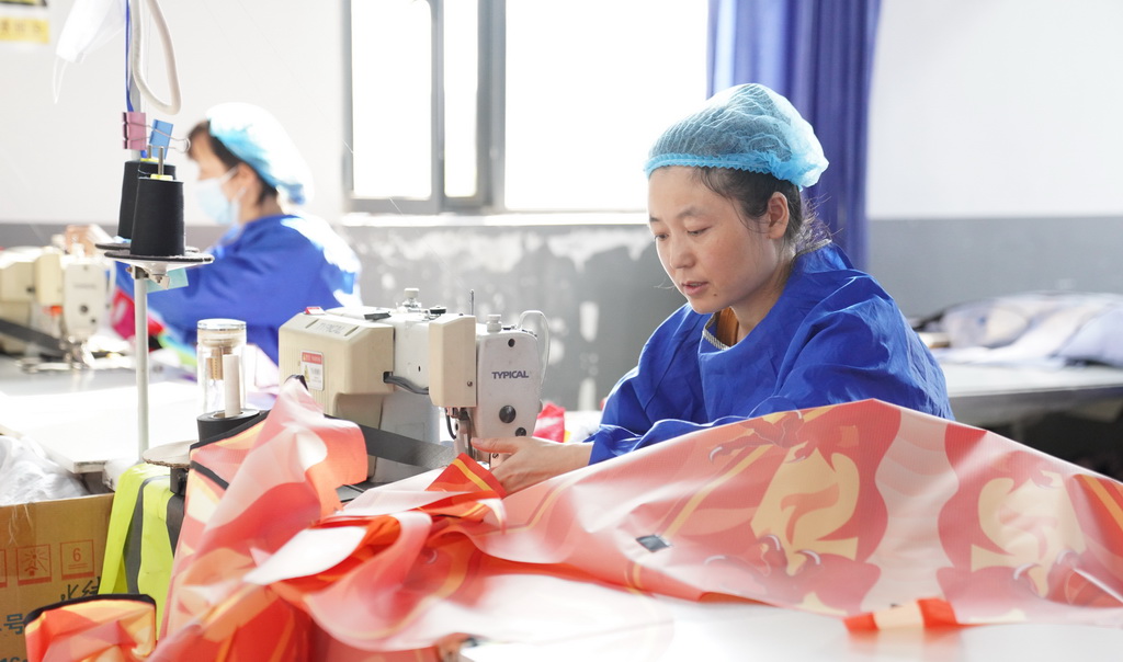 10月14日，在山東省濰坊市寒亭區的一家風箏生產企業，工人在制作風箏。新華社記者 尹棟遜 攝