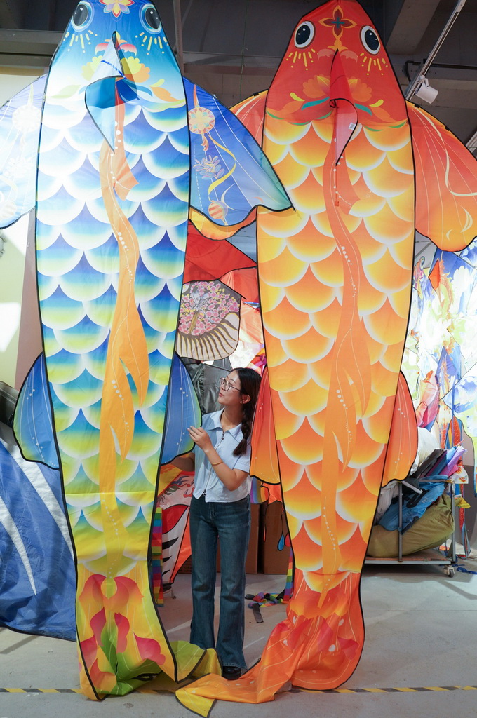 10月14日，在山東省濰坊市寒亭區的一家風箏生產企業，工作人員在展示風箏樣品。新華社記者 尹棟遜 攝