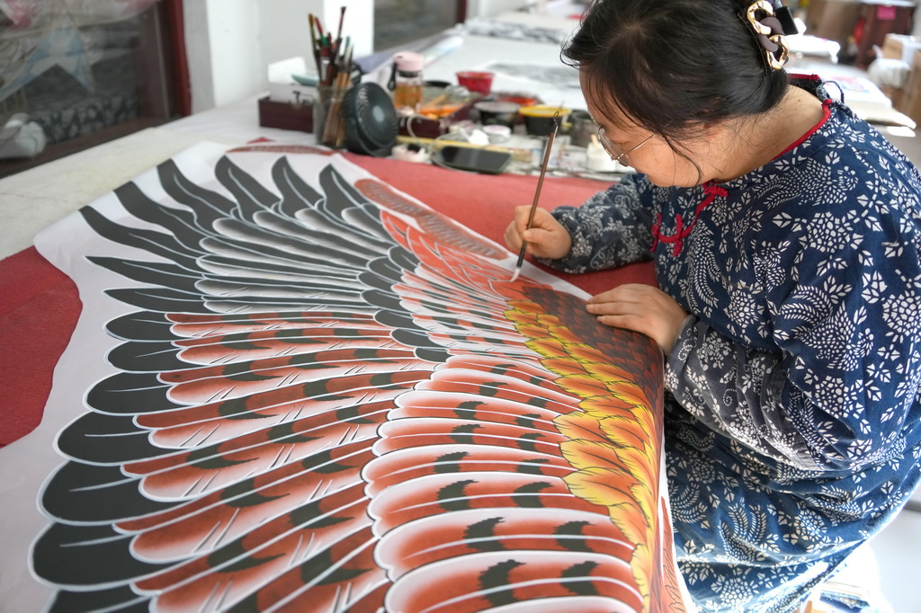 10月14日，在山東省濰坊市寒亭區的一家風箏作坊，工作人員在制作風箏。新華社記者 徐速繪 攝